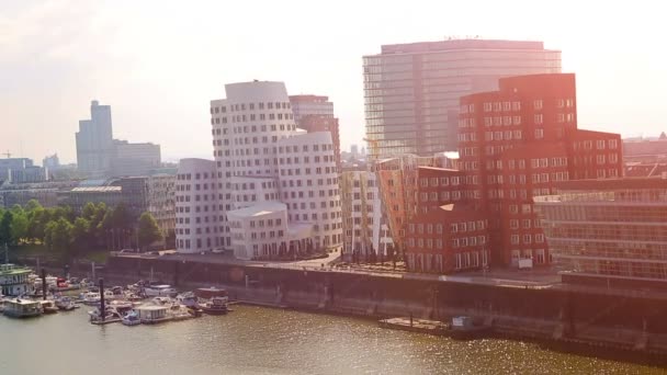Německo. Panoráma města Düsseldorf s výhledem na přístav média. — Stock video