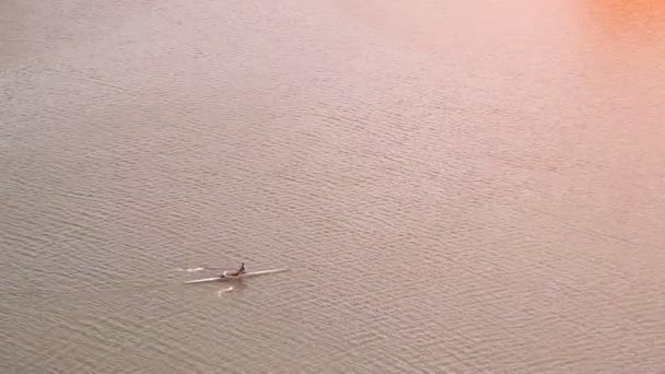 Young man in a canoe rowing orb. Dusseldorf Germany — Stock Video