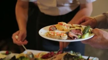 İnsanlar yemek empoze. Yemek Servisi. Salata empoze. Gıda dağıtım tablosu.
