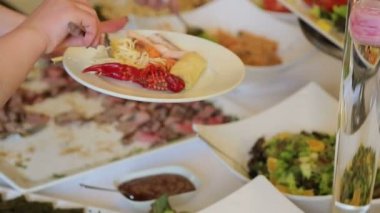 İnsanlar yemek empoze. Yemek Servisi. Salata empoze. Gıda dağıtım tablosu.