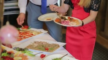 İnsanlar yemek empoze. Yemek Servisi. Salata empoze. Gıda dağıtım tablosu.