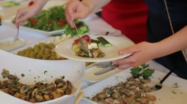 İnsanlar yemek empoze. Yemek Servisi. Salata empoze. Gıda dağıtım tablosu.