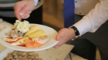 İnsanlar yemek empoze. Yemek Servisi. Salata empoze. Gıda dağıtım tablosu.