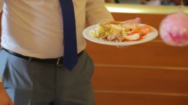 İnsanlar yemek empoze. Yemek Servisi. Salata empoze. Gıda dağıtım tablosu.