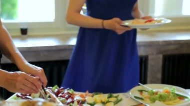 İnsanlar yemek empoze. Yemek Servisi. Salata empoze. Gıda dağıtım tablosu.