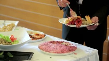 İnsanlar yemek empoze. Yemek Servisi. Salata empoze. Gıda dağıtım tablosu.