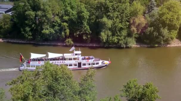 Düsseldorf, Tyskland. 04 juni 2017 sightseeingbåt med turister på floden Rhen. — Stockvideo