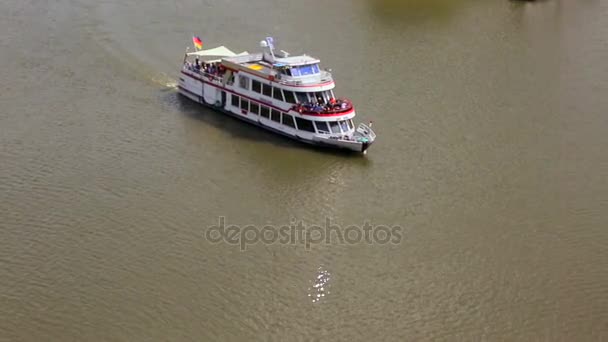 DUSSELDORF, ALEMANIA. 04 JUNIO 2017 Barco turístico con turistas en el río Rin . — Vídeos de Stock