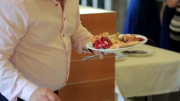 As pessoas impõem comida. Catering. Imponha Salada. Tabela de distribuição de alimentos . — Vídeo de Stock