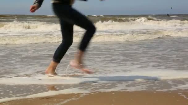 L'eau de mer lave le sable sur la plage par une journée ensoleillée 
