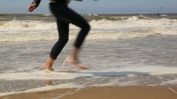 น้ําทะเลล้างทรายบนชายหาดในวันที่แดด — วีดีโอสต็อก