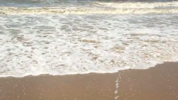 海水冲刷沙滩上的阳光明媚的日子 — 图库视频影像