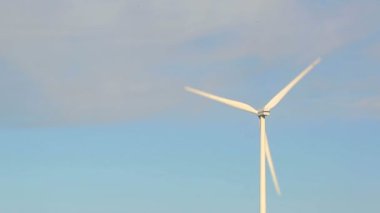 Yel değirmeni Pervaneler dönüyor. Yeşil enerji üretimi.