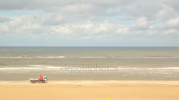 L'auto si muove lungo la spiaggia. Pulizia della spiaggia. Paesi Bassi, Zandvoort — Video Stock