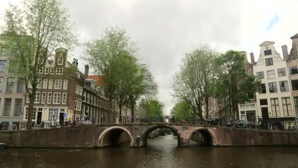 Canal de viajes en Amsterdam. Disparo acelerado de los plazos — Vídeos de Stock