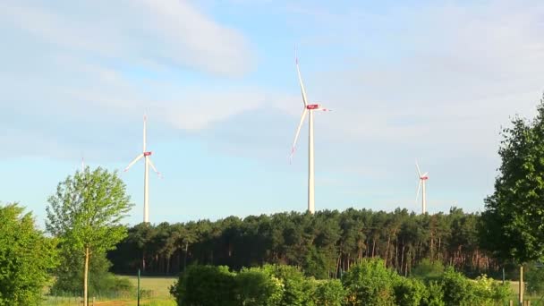 Hélices de molino de viento girando. Producción de energía verde . — Vídeos de Stock