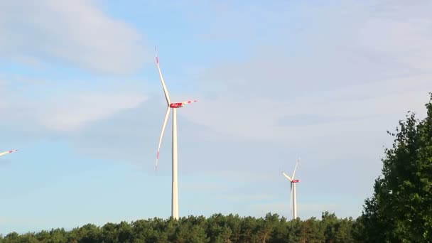 Hélices de molino de viento girando. Producción de energía verde . — Vídeos de Stock