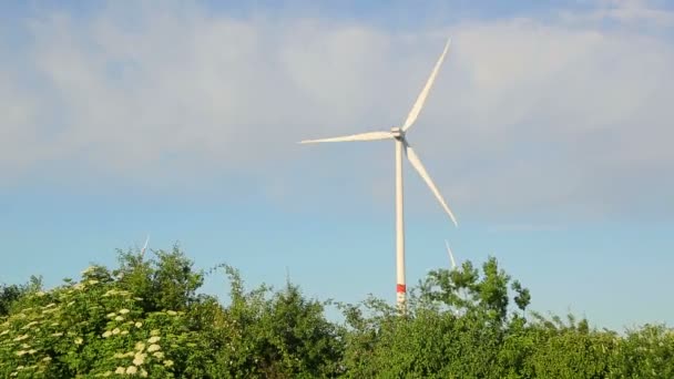 Hélices de molino de viento girando. Producción de energía verde . — Vídeos de Stock