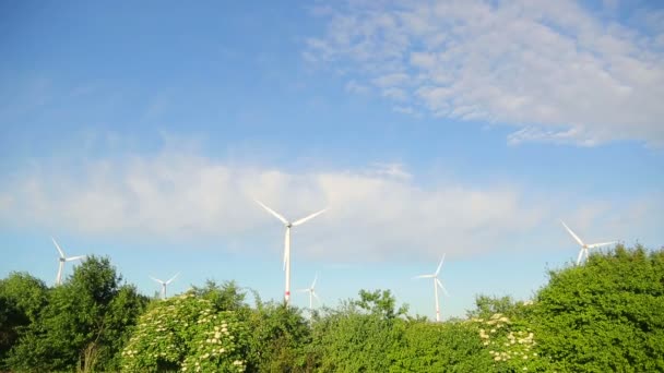 Větrný mlýn vrtule točí. Zelené energie. — Stock video