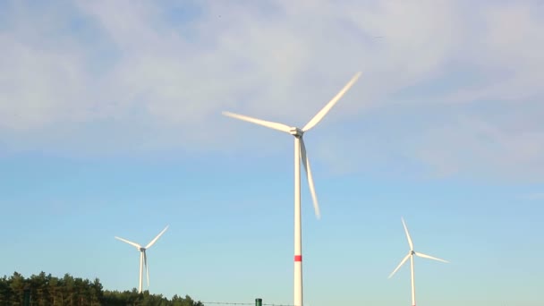 Hélices de molino de viento girando. Producción de energía verde . — Vídeo de stock