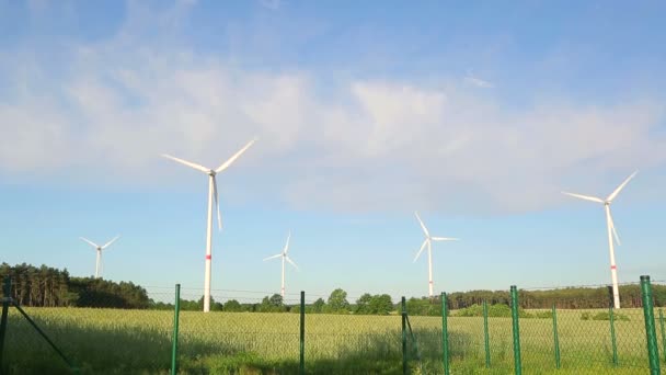 Hélices de moulin à vent tournant. Production d'énergie verte . — Video