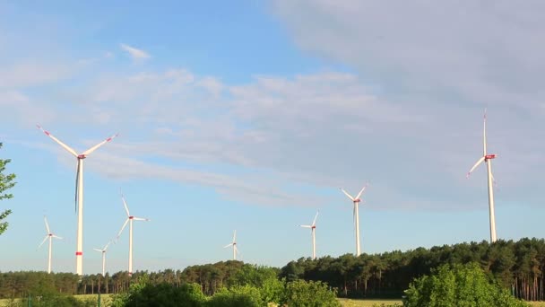 Propeller von Windmühlen drehen sich. Erzeugung grüner Energie. — Stockvideo