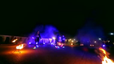 Havai fişekler. Gösteri yangın. Erkek ve kız dans gece parlayan Ayakkabı