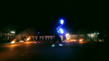 Gösteri yangın. Bir grup profesyonel sanatçının yangın Tesisatı çeşitli yapar. Kız ve erkek gece parkta sokakta dans etmek ateş ile yapılan