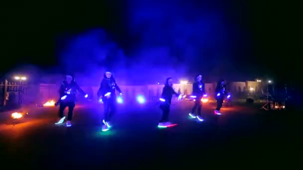 Feuerwerk. Feuershow. Jungen und Mädchen tanzen in Schuhen, die in der Nacht leuchten — Stockvideo