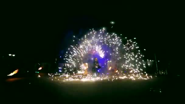 Fuegos artificiales. Espectáculo de fuego con bailarina y hombre. Increíble por la noche — Vídeos de Stock