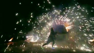 Havai fişekler. Kız ve erkek dans ile ateş gösterisi. Muhteşem gece