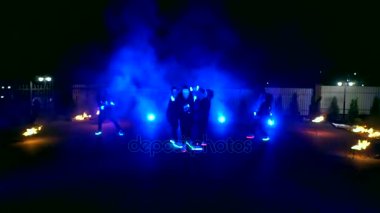 Havai fişekler. Kızlar kırmızı elbiseler içinde dans ile ateş gösterisi. Muhteşem gece