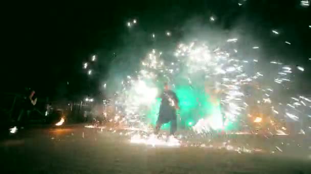 Fuochi artificiali. Spettacolo di fuoco con ballerina e uomo. Incredibile di notte — Video Stock