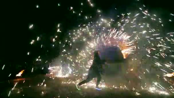 烟花爆竹。喷火表演与舞蹈女孩和男人。惊人的晚上 — 图库视频影像