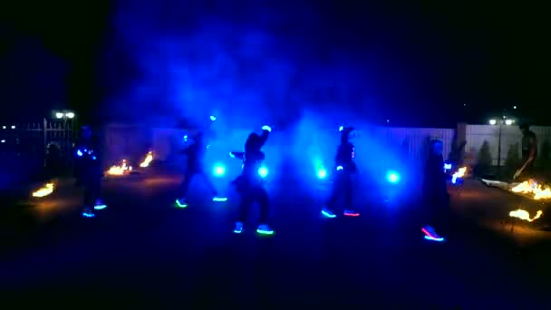 Πυροτεχνήματα. Παράσταση με φωτιές. Αγόρια και κορίτσια χορό στα παπούτσια που φωσφορίζουν τη νύχτα — Αρχείο Βίντεο