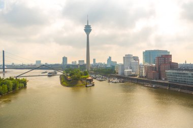Sabah sırasında hava görünümünü Dusseldorf. Medya liman Dusseldorf