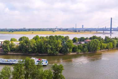 Alman Rhein Nehri üzerinde nakliye konteyner mavna.