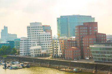 Sabah sırasında hava görünümünü Neue Zollhof Dusseldorf.