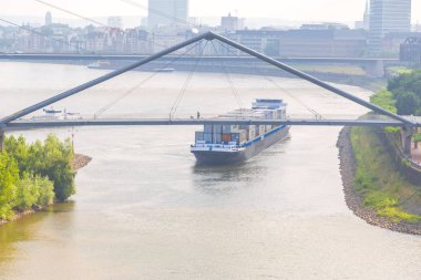 Alman Rhein Nehri üzerinde nakliye konteyner mavna.
