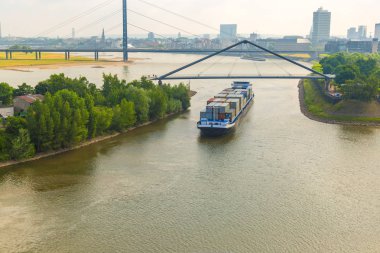 Alman Rhein Nehri üzerinde nakliye konteyner mavna.