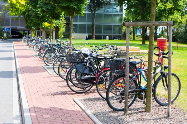 Dusseldorf, Almanya'nın otopark bisiklet ile kamu parki