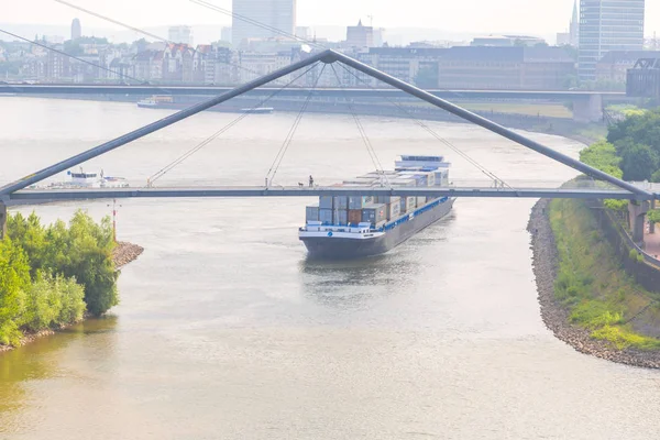 Alman Rhein Nehri üzerinde nakliye konteyner mavna.