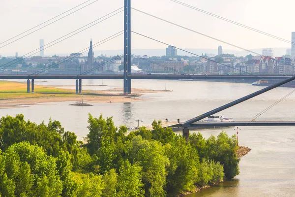 Sabah sırasında hava görünümünü Dusseldorf. Medya liman Dusseldorf
