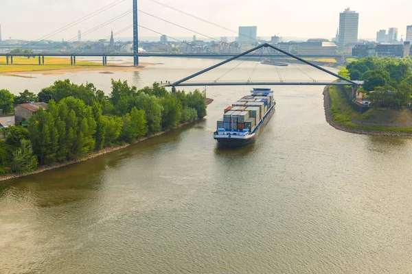 Alman Rhein Nehri üzerinde nakliye konteyner mavna.
