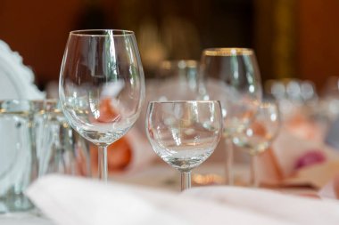 çatal bıçak, peçete ve cam seti partiden önce restoranda servis edildi.