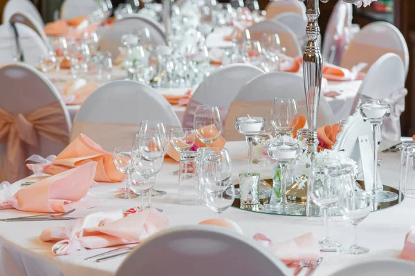 Decorazione del tavolo in stile rosa. Decorazioni nuziali in toni rosa. Bicchieri e piastre sullo strato — Foto Stock