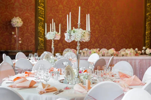 Украшение стола в розовом стиле. Свадебные украшения в розовых тонах. Очки и тарелки на слое — стоковое фото