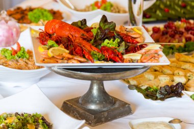 Pişmiş kanser bir düğün için bir ziyafet masada. Bira için snack