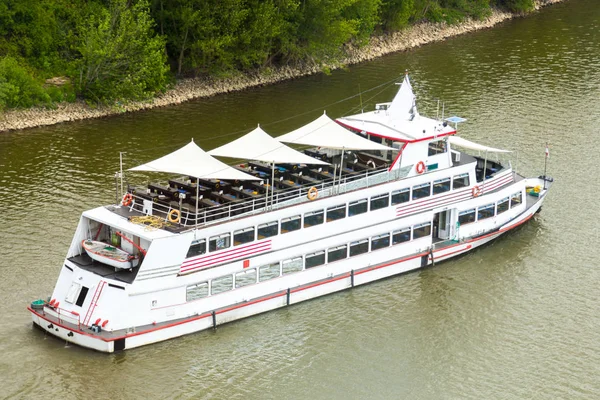 Cruise schip van de lijn van Keulen Dusseldorfer op de rivier de Rijn. — Stockfoto