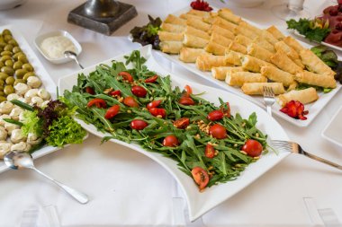 Yeşil salata büfesi masada kırmızı domates